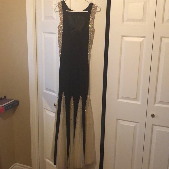 Gorgeous black and beige gown. - Picture 4 of 4